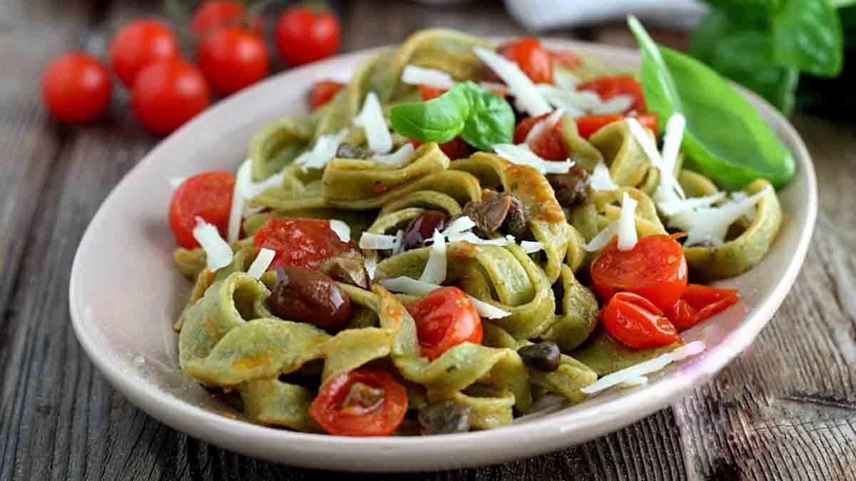 Tagliatelles Au Basilic à La Méditerranéenne Succulentes 