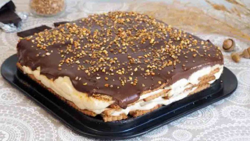 Gâteau De Biscuits à La Crème Pâtissière Et Au Chocolat Un Dessert Super Savoureux Et Magnifique 